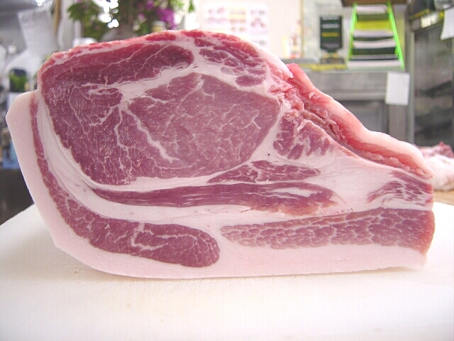 上級の豚肉の中からさらにほんの一握りの最上級グレードの豚肉だけを、プライドを持って「最高・１番・最上級」と言う意味をこめて「富士豚」として商標登録いたしました（登録商標4623558号）。